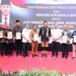 Serahkan Sertipikat Tanah Elektronik di Kota Bekasi, Menteri AHY Apresiasi Kolaborasi Kantor Pertanahan dengan Pemerintah Kota