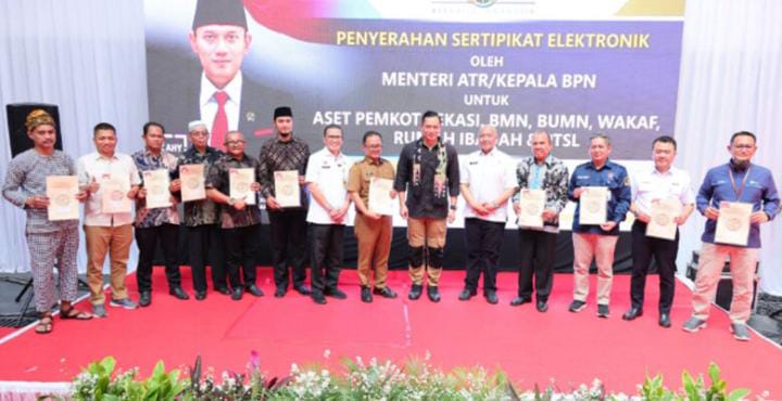Serahkan Sertipikat Tanah Elektronik di Kota Bekasi, Menteri AHY Apresiasi Kolaborasi Kantor Pertanahan dengan Pemerintah Kota