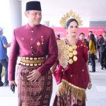 Hadir pada Upacara Penurunan Bendera Negara Sang Merah Putih, Menteri AHY Gunakan Baju Adat Daerah Sulawesi Selatan