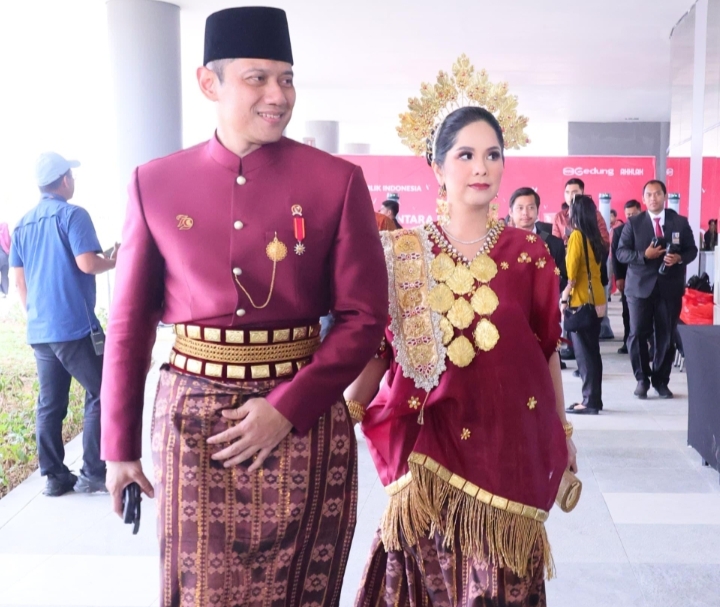 Hadir pada Upacara Penurunan Bendera Negara Sang Merah Putih, Menteri AHY Gunakan Baju Adat Daerah Sulawesi Selatan