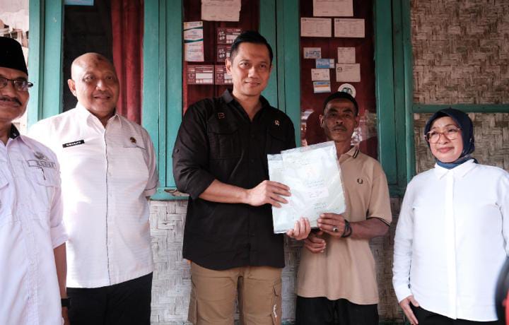 Mendiami Tanah Sejak 16 Tahun Silam, Buruh Harian Lepas dari Kabupaten Bogor Terima Sertipikat Tanah dari Menteri AHY