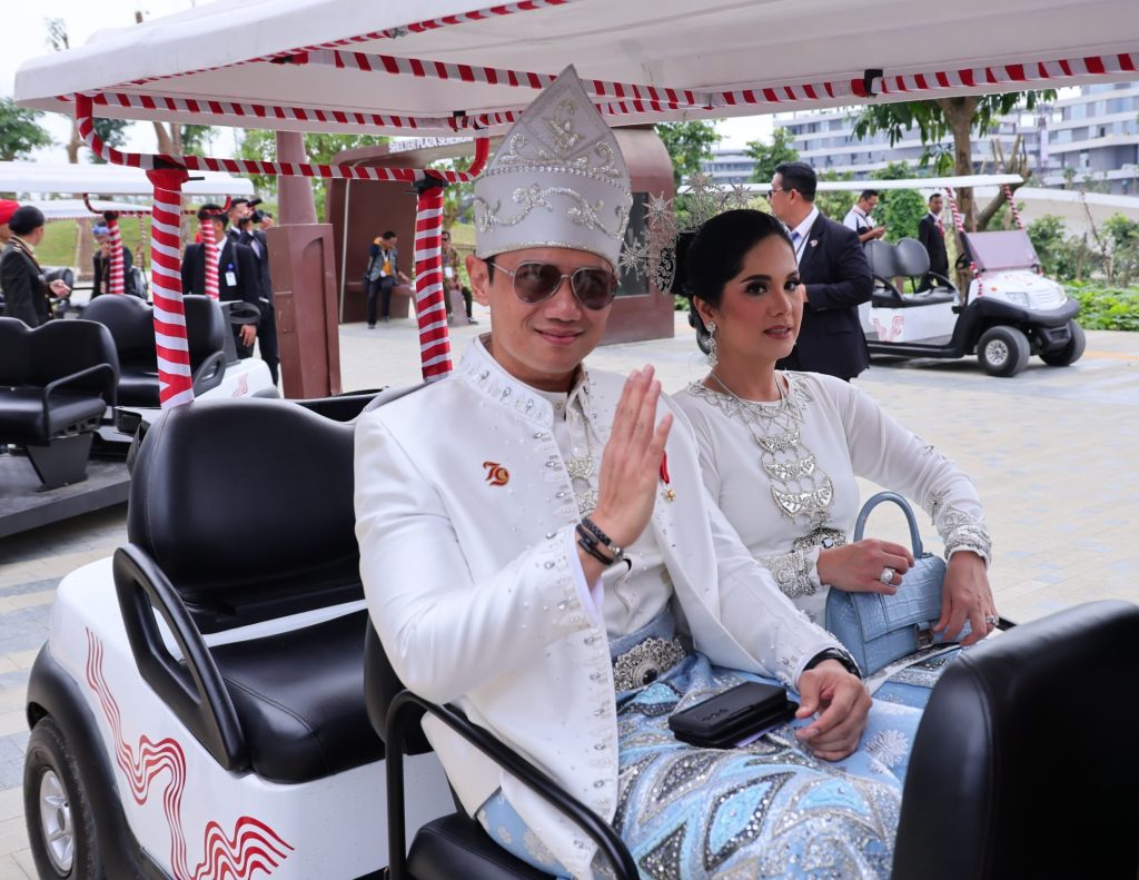 Menteri AHY Kenakan Baamar Galung Pancar Matahari dari Kalimantan Tengah pada Upacara Peringatan HUT ke-79 Kemerdekaan RI