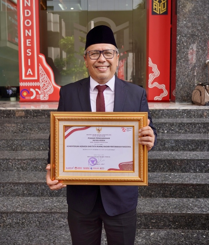 Dukung Percepatan Sertipikasi Tanah di Pulau Nusakambangan, Kementerian ATR/BPN Terima Penghargaan dari Kementerian Hukum dan HAM