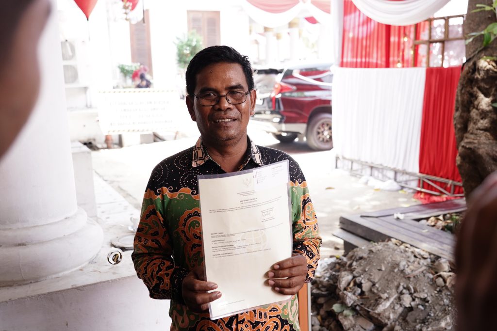 Terima Sertipikat dari Menteri AHY, Warga Lumajang Berharap Program PTSL Terus Berlanjut