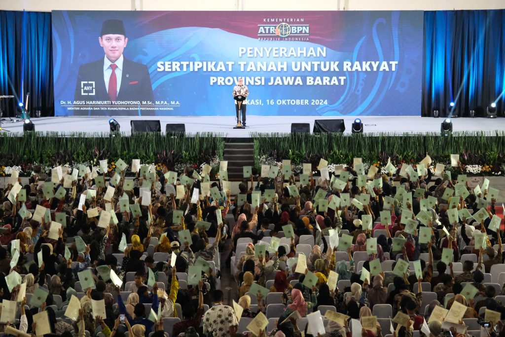 Sekjen Kementerian ATR/BPN Serahkan 3.256 Sertipikat Tanah bagi Masyarakat Jawa Barat: Minimalisir Sengketa dan Persempit Ruang Gerak Mafia Tanah