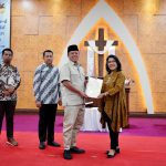 Jelang Perayaan Natal Menteri Nusron Serahkan Sertipikat untuk Gereja yang Berdiri sejak 1968