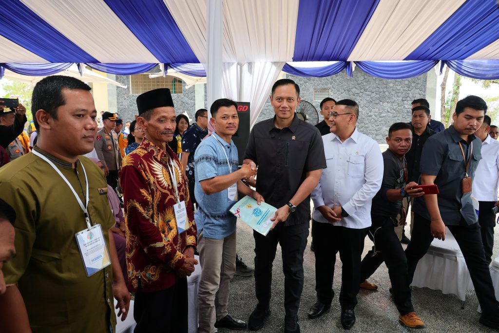 Tegaskan Kepastian Hukum Tanah Warga Negara, Menko AHY dan Wamen Ossy Serahkan Setipikat Tanah untuk Warga Lebak