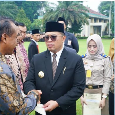 Penyerahan Sertipikat Hak Atas Tanah Terdampak Pembangunan Fly Over Canguk DiKelurahan  Rejowinangun Utara